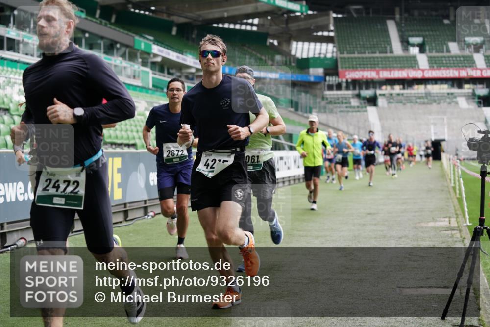 05.10.2025 - 20. swb-Marathon Bremen Michael Burmester http://msf.ph/oto/9326196 05.10.2025 12:47:25 Laufen im Stadion 223, 265, 344, 346, 391, 442, 502, 505, 545, 564, 609, 656, 770, 818, 862, 1205, 1521, 1635, 2472, 2482, 2613, 2656, 2872, 2939, 3061, 4215, 4255, 4291, 4313, 4848, 4966, 4988, 5656, 5831, 6295, 7070, 7170, 7176, 7492, 7583, 8013, 609, 891, 1246, 3054, 3084, 4758 meine-sportfotos.de