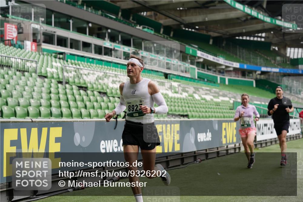 05.10.2025 - 20. swb-Marathon Bremen Michael Burmester http://msf.ph/oto/9326202 05.10.2025 12:48:23 Laufen im Stadion 492, 564, 1370, 1526, 1607, 1642, 1646, 1724, 2241, 2360, 2643, 2656, 2974, 3320, 3324, 3768, 3819, 4353, 5103, 5264, 5786, 5918, 6251, 6632, 6804, 7492, 7735, 7831, 7900, 8244, 8729, 8897, 8923, 8932, 344, 346, 442, 656, 770, 1205, 2472, 2482, 2613, 2656, 2872, 3061, 4215, 4255, 4291, 4313, 5656, 5831, 7070, 7170, 7176 meine-sportfotos.de