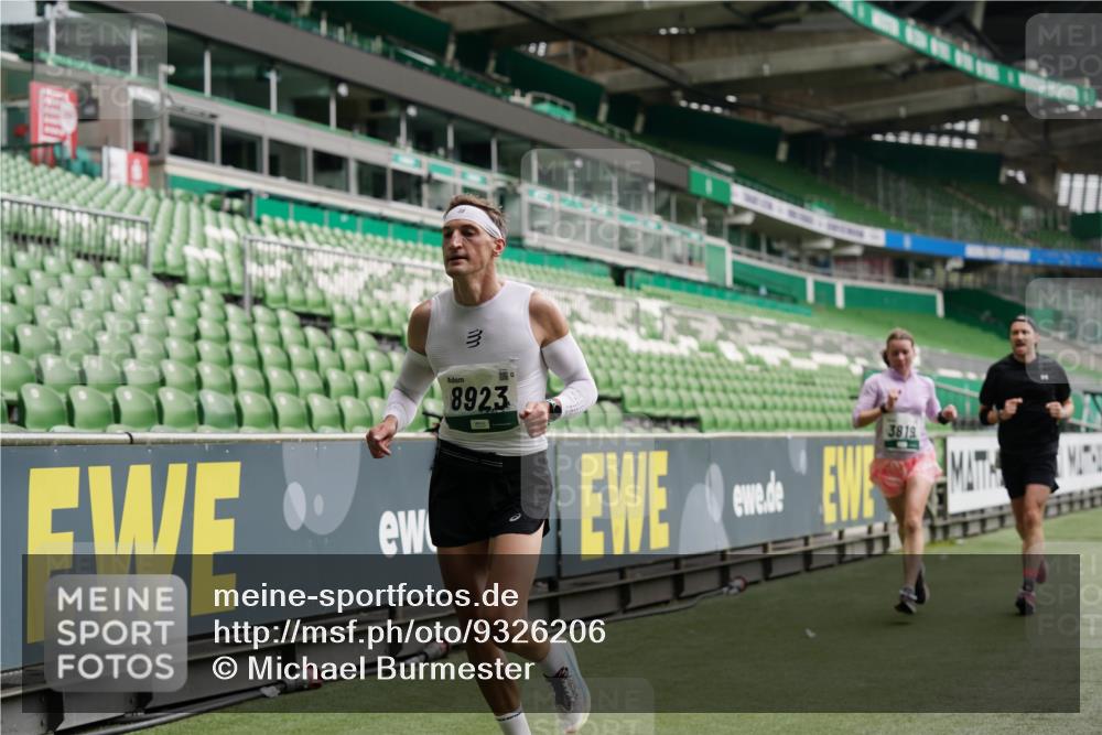05.10.2025 - 20. swb-Marathon Bremen Michael Burmester http://msf.ph/oto/9326206 05.10.2025 12:48:23 Laufen im Stadion 492, 564, 1370, 1526, 1607, 1642, 1646, 1724, 2241, 2360, 2643, 2656, 2974, 3320, 3324, 3768, 3819, 4353, 5103, 5264, 5786, 5918, 6251, 6632, 6804, 7492, 7735, 7831, 7900, 8244, 8729, 8897, 8923, 8932, 344, 346, 442, 656, 770, 1205, 2472, 2482, 2613, 2656, 2872, 3061, 4215, 4255, 4291, 4313, 5656, 5831, 7070, 7170, 7176 meine-sportfotos.de