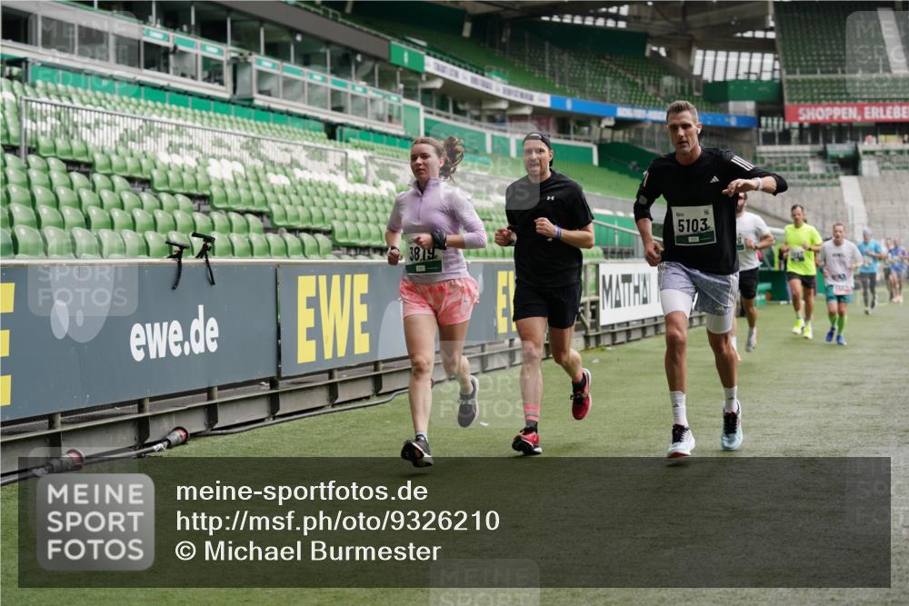 05.10.2025 - 20. swb-Marathon Bremen Michael Burmester http://msf.ph/oto/9326210 05.10.2025 12:48:24 Laufen im Stadion 492, 564, 1370, 1526, 1607, 1642, 1646, 1724, 2241, 2360, 2643, 2974, 3320, 3324, 3768, 3819, 4353, 5103, 5264, 5786, 5918, 6251, 6632, 6804, 7492, 7735, 7831, 7900, 8244, 8687, 8729, 8897, 8923, 8932, 344, 346, 442, 564, 656, 770, 1205, 2472, 2482, 2613, 2656, 2872, 3061, 4215, 4255, 4291, 4313, 5656, 5831, 7070, 7170, 7176 meine-sportfotos.de