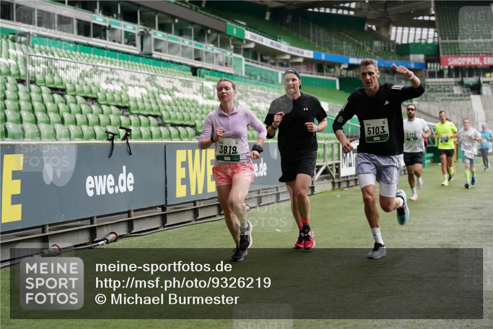 05.10.2025 - 20. swb-Marathon Bremen Michael Burmester http://msf.ph/oto/9326219 05.10.2025 12:48:24 Laufen im Stadion 492, 564, 1370, 1526, 1607, 1642, 1646, 1724, 2241, 2360, 2643, 2974, 3320, 3324, 3768, 3819, 4353, 5103, 5264, 5786, 5918, 6251, 6632, 6804, 7492, 7735, 7831, 7900, 8244, 8687, 8729, 8897, 8923, 8932, 344, 346, 442, 564, 656, 770, 1205, 2472, 2482, 2613, 2656, 2872, 3061, 4215, 4255, 4291, 4313, 5656, 5831, 7070, 7170, 7176 meine-sportfotos.de