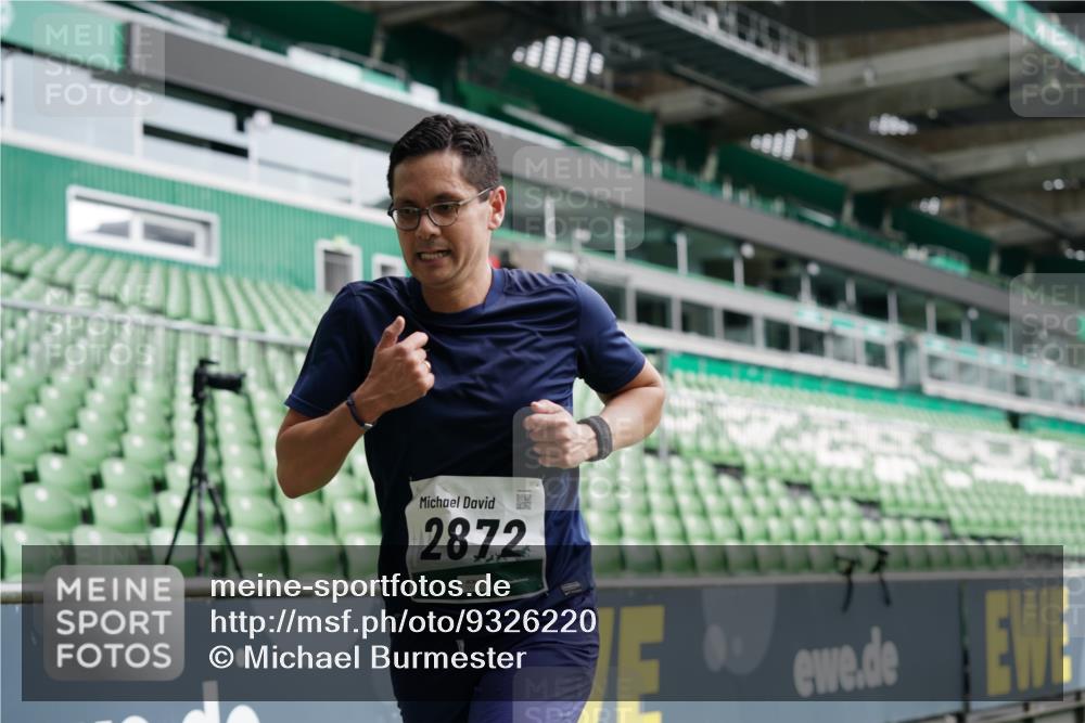 05.10.2025 - 20. swb-Marathon Bremen Michael Burmester http://msf.ph/oto/9326220 05.10.2025 12:47:27 Laufen im Stadion 223, 265, 344, 346, 391, 442, 502, 505, 545, 564, 656, 770, 818, 862, 1205, 1521, 1635, 1642, 2472, 2482, 2613, 2656, 2872, 2939, 3061, 4215, 4255, 4291, 4313, 4966, 4988, 5656, 5831, 6295, 7070, 7170, 7176, 7492, 7583, 8013, 609, 891, 1246, 1521, 3054, 3084, 4758, 4848, 7583 meine-sportfotos.de