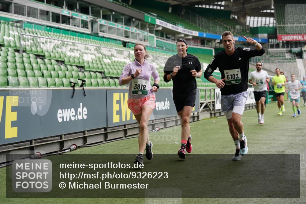 05.10.2025 - 20. swb-Marathon Bremen Michael Burmester http://msf.ph/oto/9326223 05.10.2025 12:48:25 Laufen im Stadion 492, 1370, 1526, 1607, 1625, 1642, 1646, 1724, 2241, 2360, 2643, 2974, 3320, 3324, 3768, 3819, 4353, 5103, 5264, 5786, 5918, 6251, 6632, 6804, 7492, 7735, 7831, 7900, 8244, 8687, 8729, 8897, 8923, 8932, 344, 346, 442, 564, 656, 770, 1205, 2472, 2482, 2613, 2656, 2872, 3061, 4215, 4255, 4291, 4313, 5656, 7070, 7176, 7492 meine-sportfotos.de