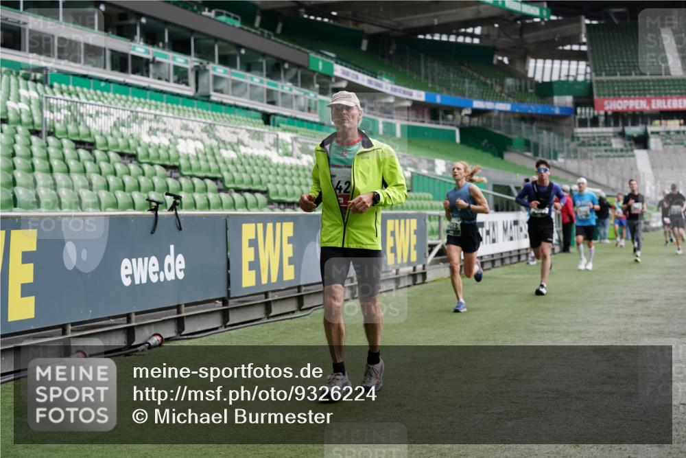 05.10.2025 - 20. swb-Marathon Bremen Michael Burmester http://msf.ph/oto/9326224 05.10.2025 12:47:28 Laufen im Stadion 223, 265, 344, 346, 391, 442, 502, 505, 545, 564, 656, 770, 818, 862, 1205, 1635, 1642, 2472, 2482, 2613, 2656, 2872, 2939, 3061, 4215, 4255, 4291, 4313, 4966, 4988, 5656, 5831, 6295, 7070, 7170, 7176, 7492, 8013, 609, 891, 1246, 1521, 3054, 3084, 4758, 4848, 7583 meine-sportfotos.de