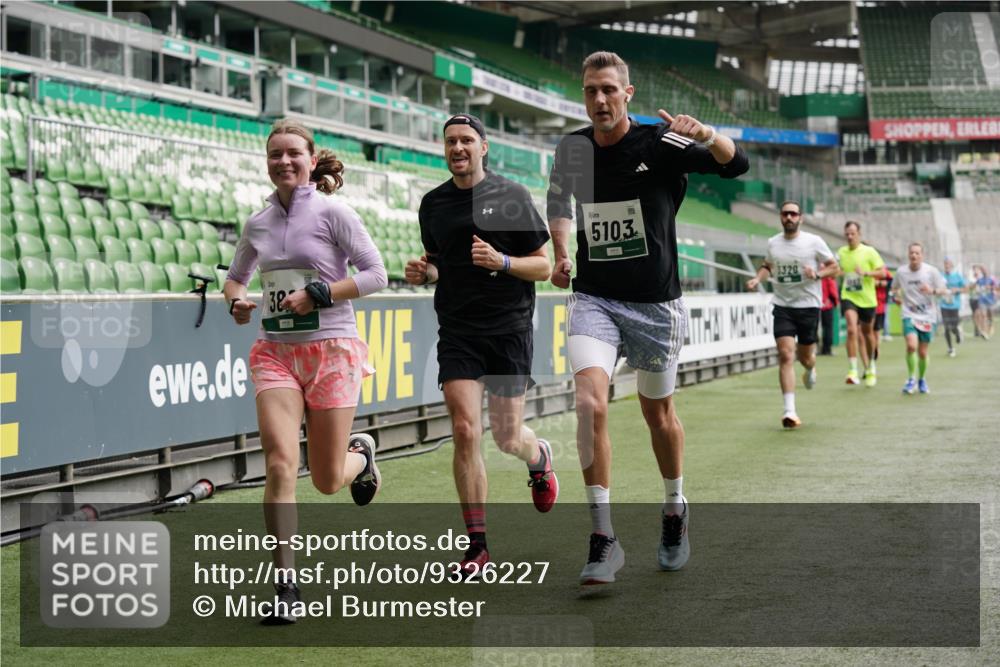 05.10.2025 - 20. swb-Marathon Bremen Michael Burmester http://msf.ph/oto/9326227 05.10.2025 12:48:25 Laufen im Stadion 492, 1370, 1526, 1607, 1625, 1642, 1646, 1724, 2241, 2360, 2643, 2974, 3320, 3324, 3768, 3819, 4353, 5103, 5264, 5786, 5918, 6251, 6632, 6804, 7492, 7735, 7831, 7900, 8244, 8687, 8729, 8897, 8923, 8932, 344, 346, 442, 564, 656, 770, 1205, 2472, 2482, 2613, 2656, 2872, 3061, 4215, 4255, 4291, 4313, 5656, 7070, 7176, 7492 meine-sportfotos.de