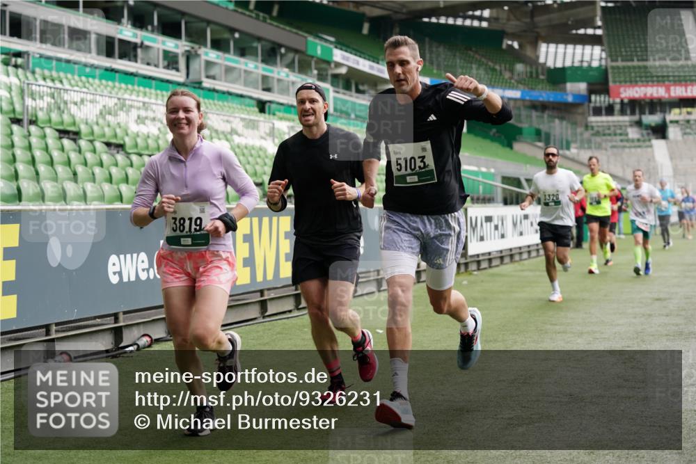 05.10.2025 - 20. swb-Marathon Bremen Michael Burmester http://msf.ph/oto/9326231 05.10.2025 12:48:25 Laufen im Stadion 492, 1370, 1526, 1607, 1625, 1642, 1646, 1724, 2241, 2360, 2643, 2974, 3320, 3324, 3768, 3819, 4353, 5103, 5264, 5786, 5918, 6251, 6632, 6804, 7492, 7735, 7831, 7900, 8244, 8687, 8729, 8897, 8923, 8932, 344, 346, 442, 564, 656, 770, 1205, 2472, 2482, 2613, 2656, 2872, 3061, 4215, 4255, 4291, 4313, 5656, 7070, 7176, 7492 meine-sportfotos.de