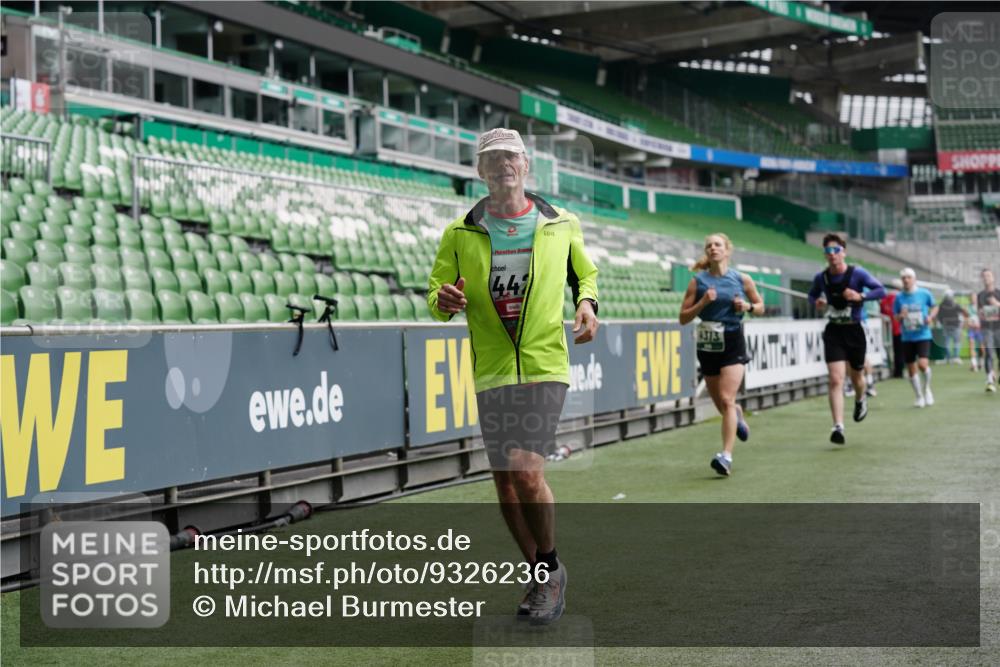 05.10.2025 - 20. swb-Marathon Bremen Michael Burmester http://msf.ph/oto/9326236 05.10.2025 12:47:29 Laufen im Stadion 223, 265, 344, 346, 391, 442, 502, 505, 545, 564, 656, 770, 818, 862, 1205, 1635, 1642, 1646, 2472, 2482, 2613, 2656, 2872, 2939, 3061, 4215, 4255, 4291, 4313, 4966, 4988, 5656, 5831, 6295, 6804, 7070, 7170, 7176, 7492, 8013, 609, 891, 1246, 1521, 3054, 3084, 4758, 4848, 7583 meine-sportfotos.de