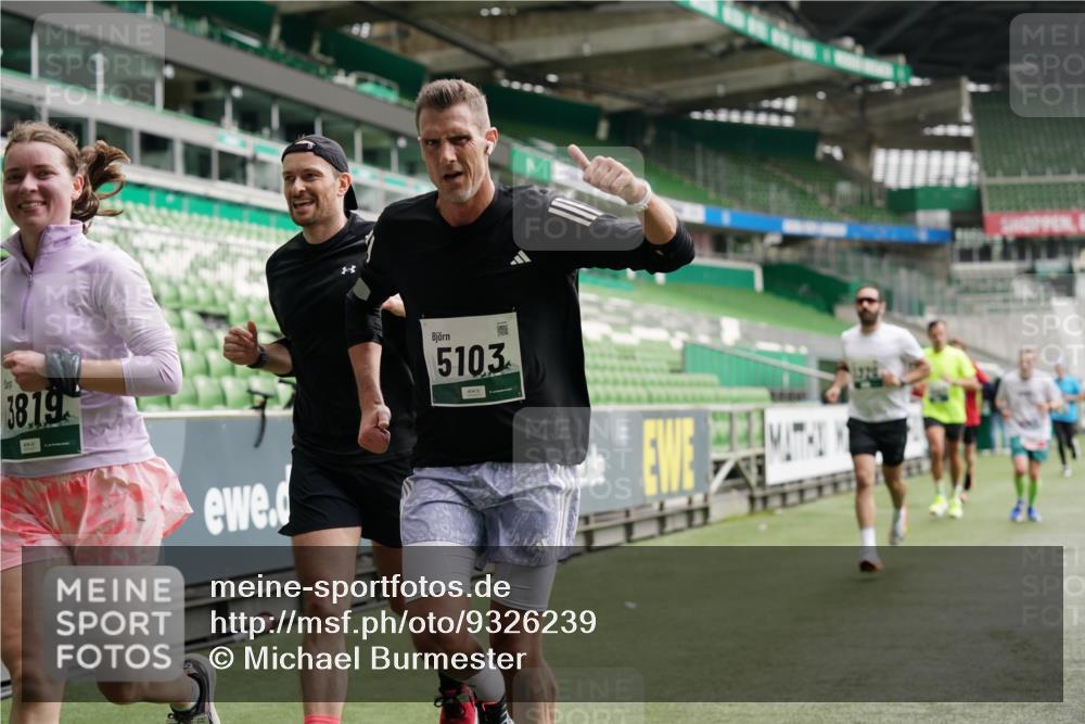 05.10.2025 - 20. swb-Marathon Bremen Michael Burmester http://msf.ph/oto/9326239 05.10.2025 12:48:26 Laufen im Stadion 492, 1370, 1526, 1607, 1625, 1642, 1646, 1724, 2241, 2360, 2643, 2974, 3320, 3324, 3768, 3819, 4353, 5103, 5264, 5786, 5918, 6251, 6463, 6632, 6804, 7735, 7831, 7900, 8244, 8687, 8729, 8897, 8923, 8932, 344, 346, 442, 564, 656, 770, 1205, 2472, 2482, 2613, 2656, 2872, 3061, 4215, 4255, 4291, 4313, 5656, 7070, 7176, 7492 meine-sportfotos.de