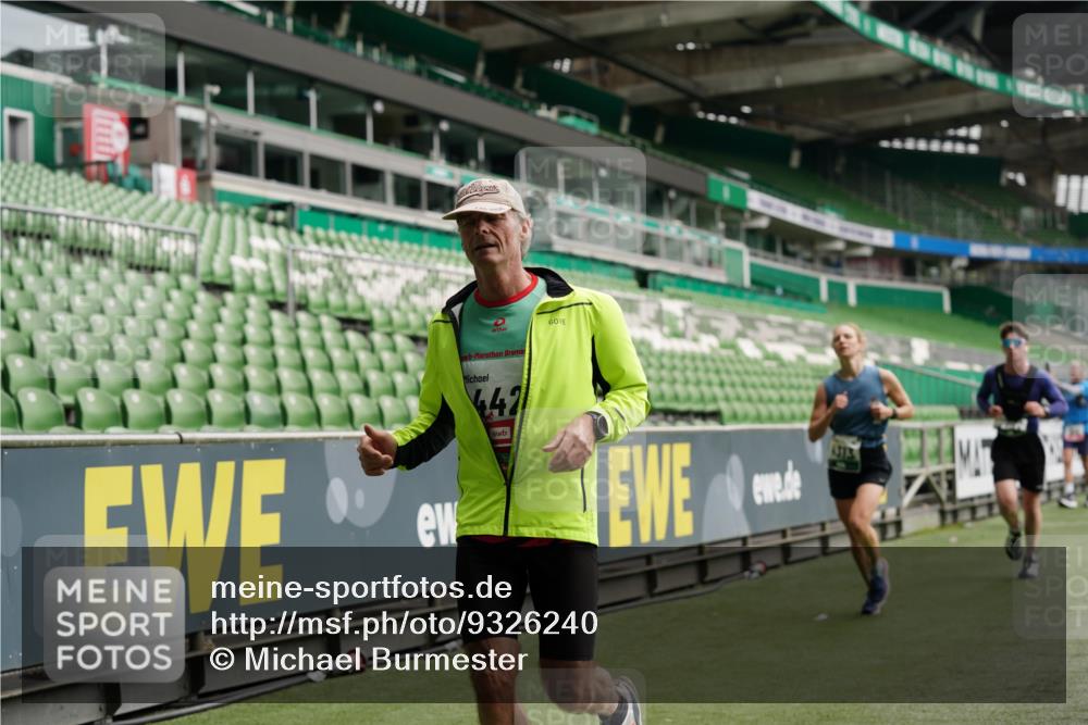 05.10.2025 - 20. swb-Marathon Bremen Michael Burmester http://msf.ph/oto/9326240 05.10.2025 12:47:29 Laufen im Stadion 223, 265, 344, 346, 391, 442, 502, 505, 545, 564, 656, 770, 818, 862, 1205, 1635, 1642, 1646, 2472, 2482, 2613, 2656, 2872, 2939, 3061, 4215, 4255, 4291, 4313, 4966, 4988, 5656, 5831, 6295, 6804, 7070, 7170, 7176, 7492, 8013, 609, 891, 1246, 1521, 3054, 3084, 4758, 4848, 7583 meine-sportfotos.de