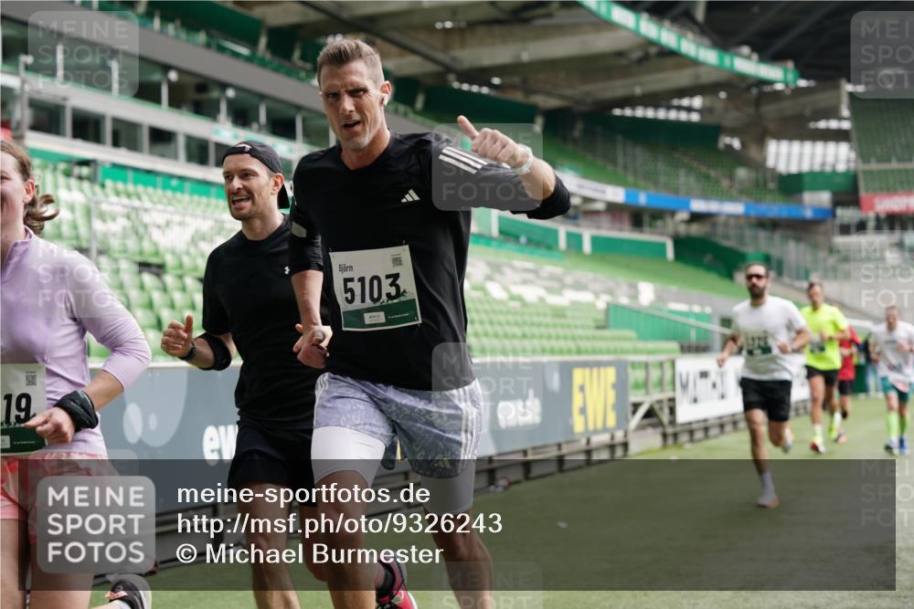 05.10.2025 - 20. swb-Marathon Bremen Michael Burmester http://msf.ph/oto/9326243 05.10.2025 12:48:26 Laufen im Stadion 492, 1370, 1526, 1607, 1625, 1642, 1646, 1724, 2241, 2360, 2643, 2974, 3320, 3324, 3768, 3819, 4353, 5103, 5264, 5786, 5918, 6251, 6463, 6632, 6804, 7735, 7831, 7900, 8244, 8687, 8729, 8897, 8923, 8932, 344, 346, 442, 564, 656, 770, 1205, 2472, 2482, 2613, 2656, 2872, 3061, 4215, 4255, 4291, 4313, 5656, 7070, 7176, 7492 meine-sportfotos.de