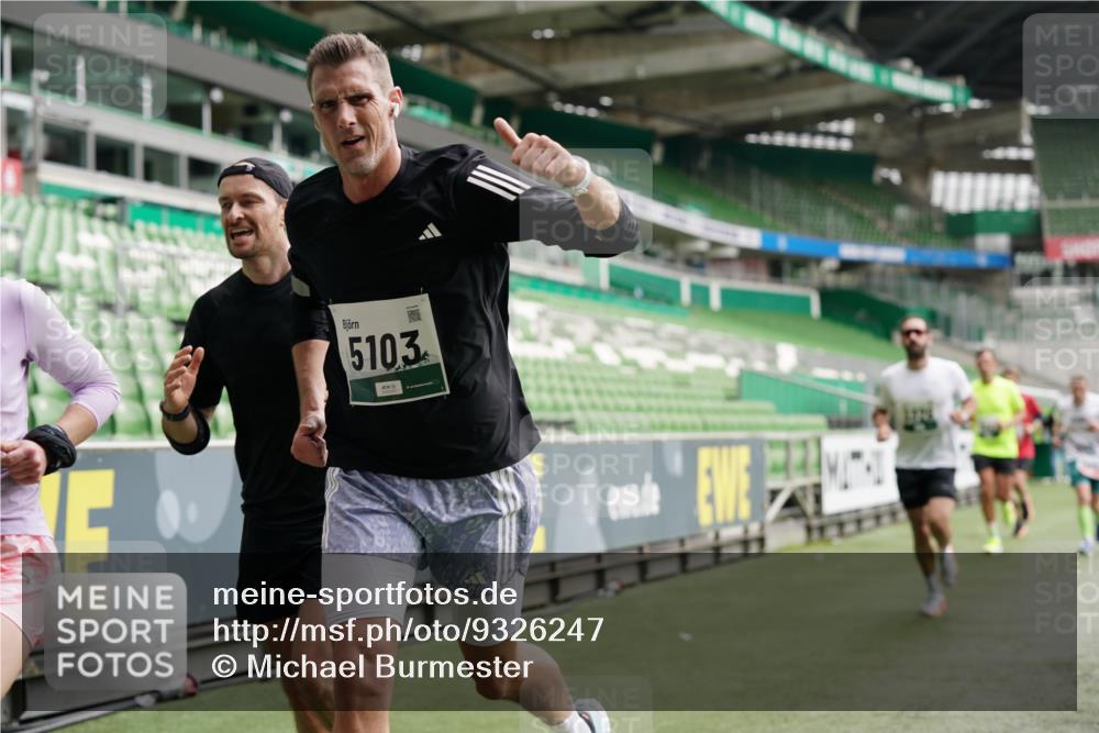 05.10.2025 - 20. swb-Marathon Bremen Michael Burmester http://msf.ph/oto/9326247 05.10.2025 12:48:26 Laufen im Stadion 492, 1370, 1526, 1607, 1625, 1642, 1646, 1724, 2241, 2360, 2643, 2974, 3320, 3324, 3768, 3819, 4353, 5103, 5264, 5786, 5918, 6251, 6463, 6632, 6804, 7735, 7831, 7900, 8244, 8687, 8729, 8897, 8923, 8932, 344, 346, 442, 564, 656, 770, 1205, 2472, 2482, 2613, 2656, 2872, 3061, 4215, 4255, 4291, 4313, 5656, 7070, 7176, 7492 meine-sportfotos.de