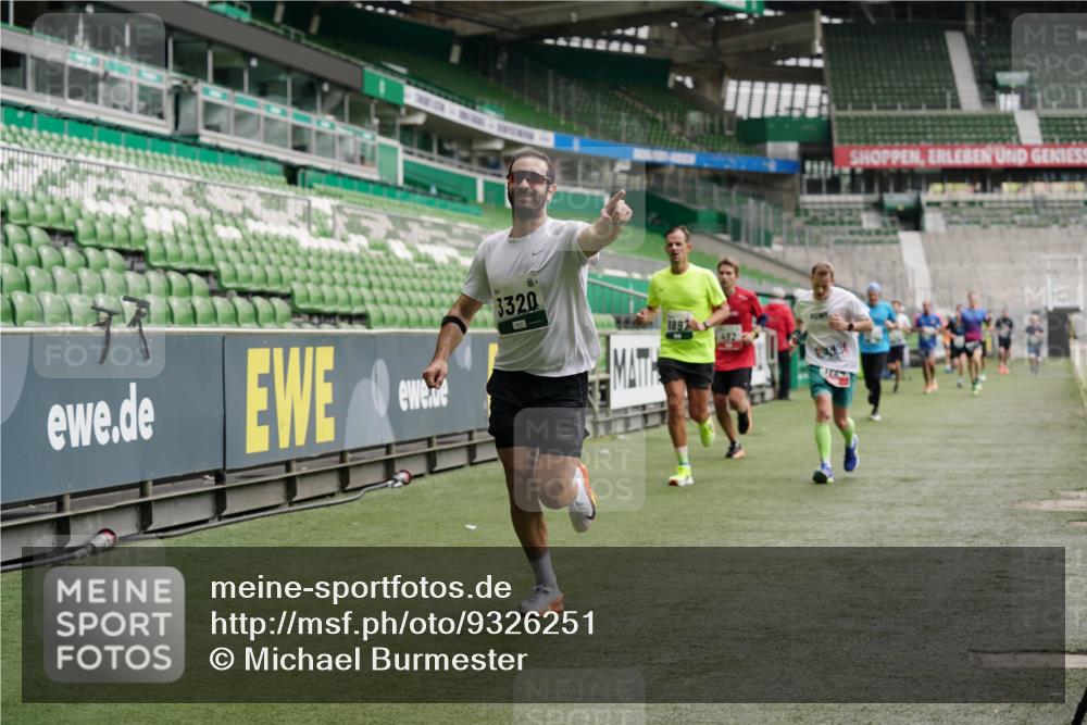 05.10.2025 - 20. swb-Marathon Bremen Michael Burmester http://msf.ph/oto/9326251 05.10.2025 12:48:27 Laufen im Stadion 492, 1370, 1526, 1607, 1625, 1642, 1646, 1724, 2241, 2360, 2643, 2974, 3320, 3324, 3768, 3819, 4353, 5103, 5264, 5599, 5786, 5918, 6251, 6463, 6632, 6804, 7735, 7831, 7900, 8244, 8687, 8729, 8897, 8923, 8932, 344, 346, 442, 564, 656, 1205, 1642, 2472, 2482, 2613, 2656, 2872, 3061, 4215, 4255, 4291, 4313, 5656, 7070, 7176, 7492 meine-sportfotos.de