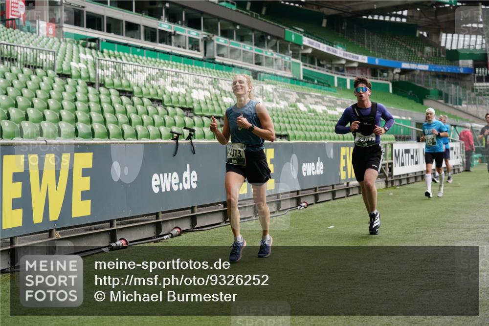 05.10.2025 - 20. swb-Marathon Bremen Michael Burmester http://msf.ph/oto/9326252 05.10.2025 12:47:30 Laufen im Stadion 223, 265, 344, 346, 391, 442, 502, 505, 545, 564, 656, 770, 818, 862, 1205, 1635, 1642, 1646, 2472, 2482, 2613, 2656, 2872, 2939, 3061, 4215, 4255, 4291, 4313, 4966, 4988, 5656, 5831, 6295, 6804, 7070, 7170, 7176, 7492, 8013, 609, 891, 1246, 1521, 3054, 3084, 4758, 4848, 7583 meine-sportfotos.de
