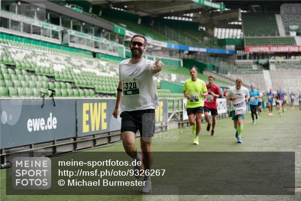 05.10.2025 - 20. swb-Marathon Bremen Michael Burmester http://msf.ph/oto/9326267 05.10.2025 12:48:28 Laufen im Stadion 492, 1370, 1526, 1607, 1625, 1646, 1724, 2241, 2360, 2643, 2974, 3320, 3324, 3768, 3819, 4353, 5103, 5264, 5599, 5786, 5918, 6251, 6463, 6632, 6804, 7735, 7831, 7900, 8244, 8507, 8687, 8729, 8897, 8923, 8932, 344, 346, 564, 656, 1205, 1642, 2472, 2482, 2613, 2656, 2872, 3061, 4215, 4255, 4291, 4313, 5656, 7070, 7176, 7492 meine-sportfotos.de