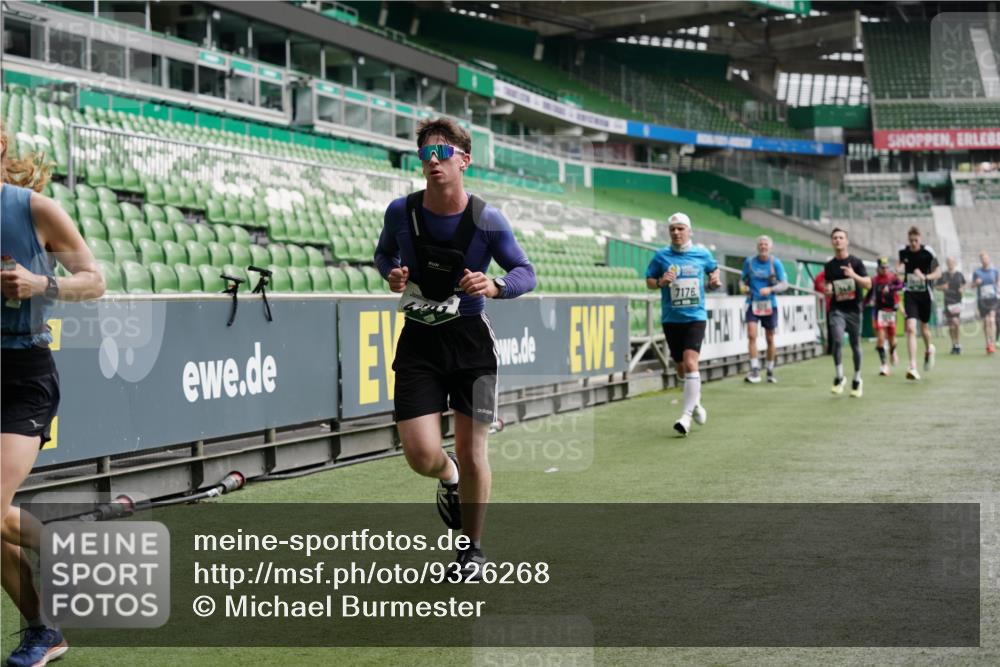 05.10.2025 - 20. swb-Marathon Bremen Michael Burmester http://msf.ph/oto/9326268 05.10.2025 12:47:31 Laufen im Stadion 223, 265, 344, 346, 391, 442, 502, 505, 545, 564, 656, 770, 818, 862, 1205, 1635, 1642, 1646, 2472, 2482, 2613, 2656, 2872, 2939, 3061, 4215, 4255, 4291, 4313, 4966, 4988, 5656, 5831, 6295, 6804, 7070, 7170, 7176, 7492, 8013, 609, 891, 1246, 1521, 3054, 3084, 4758, 4848, 7583 meine-sportfotos.de
