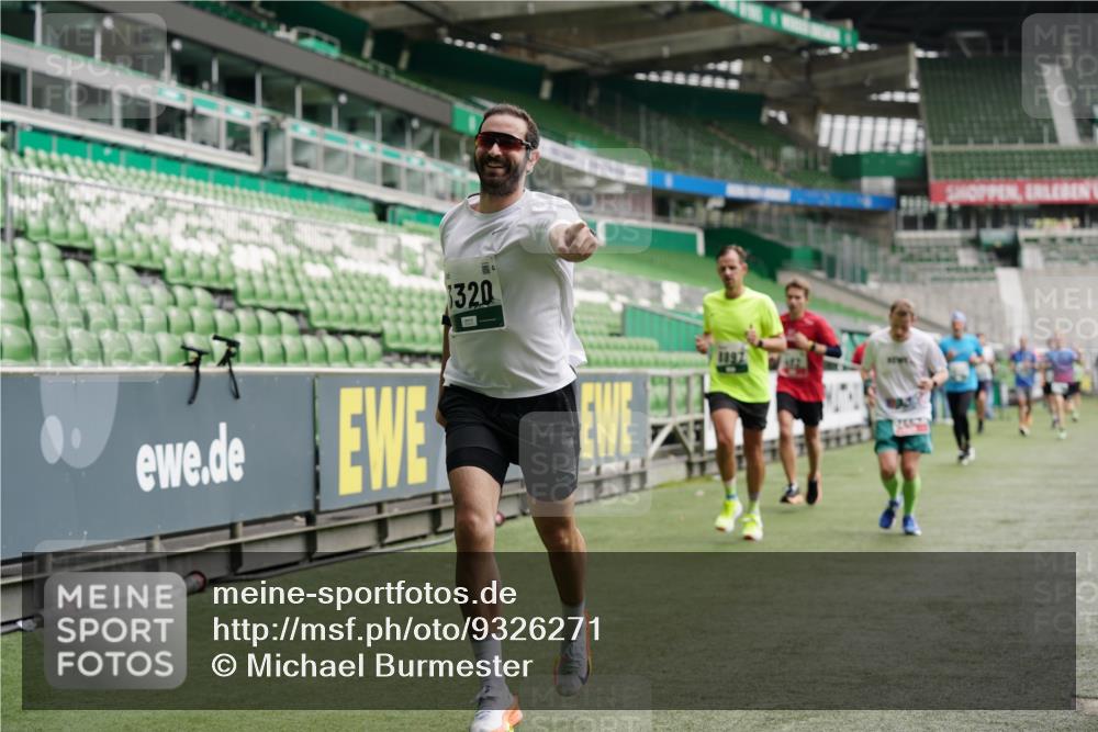 05.10.2025 - 20. swb-Marathon Bremen Michael Burmester http://msf.ph/oto/9326271 05.10.2025 12:48:28 Laufen im Stadion 492, 1370, 1526, 1607, 1625, 1646, 1724, 2241, 2360, 2643, 2974, 3320, 3324, 3768, 3819, 4353, 5103, 5264, 5599, 5786, 5918, 6251, 6463, 6632, 6804, 7735, 7831, 7900, 8244, 8507, 8687, 8729, 8897, 8923, 8932, 344, 346, 564, 656, 1205, 1642, 2472, 2482, 2613, 2656, 2872, 3061, 4215, 4255, 4291, 4313, 5656, 7070, 7176, 7492 meine-sportfotos.de
