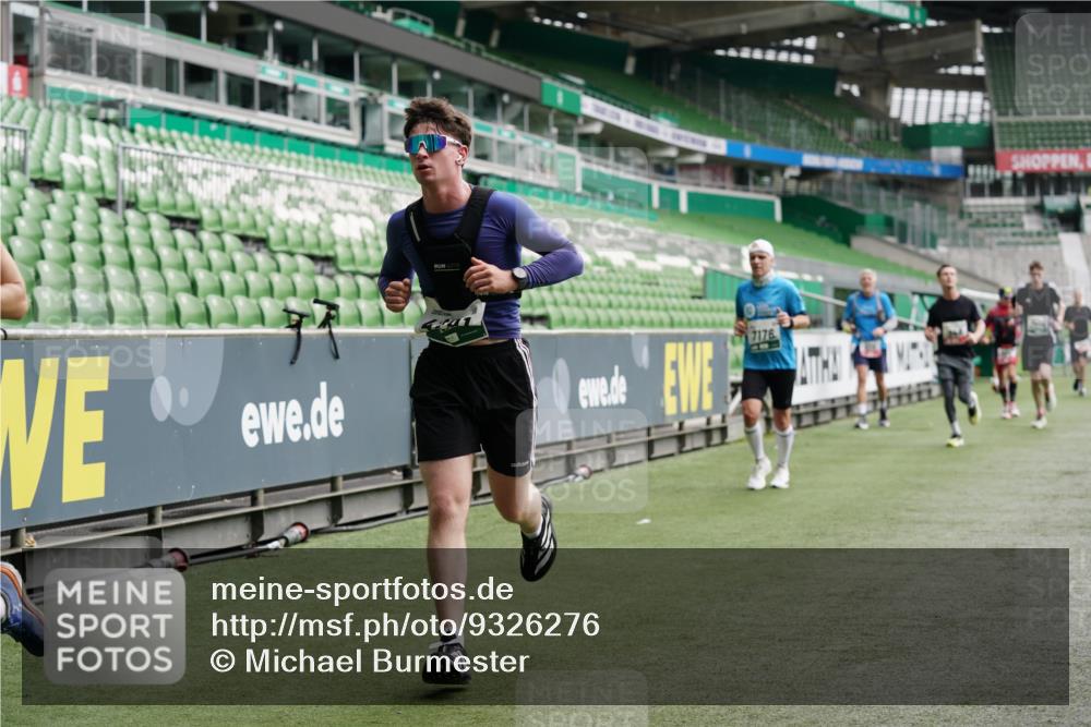 05.10.2025 - 20. swb-Marathon Bremen Michael Burmester http://msf.ph/oto/9326276 05.10.2025 12:47:32 Laufen im Stadion 223, 265, 344, 346, 391, 442, 502, 505, 545, 564, 656, 770, 818, 862, 1205, 1635, 1642, 1646, 2472, 2482, 2613, 2656, 2872, 2939, 3061, 4215, 4255, 4291, 4313, 4966, 4988, 5656, 5831, 6295, 6804, 7070, 7170, 7176, 7492, 8013, 609, 818, 891, 1246, 1521, 3054, 3084, 4758, 4848, 7583 meine-sportfotos.de