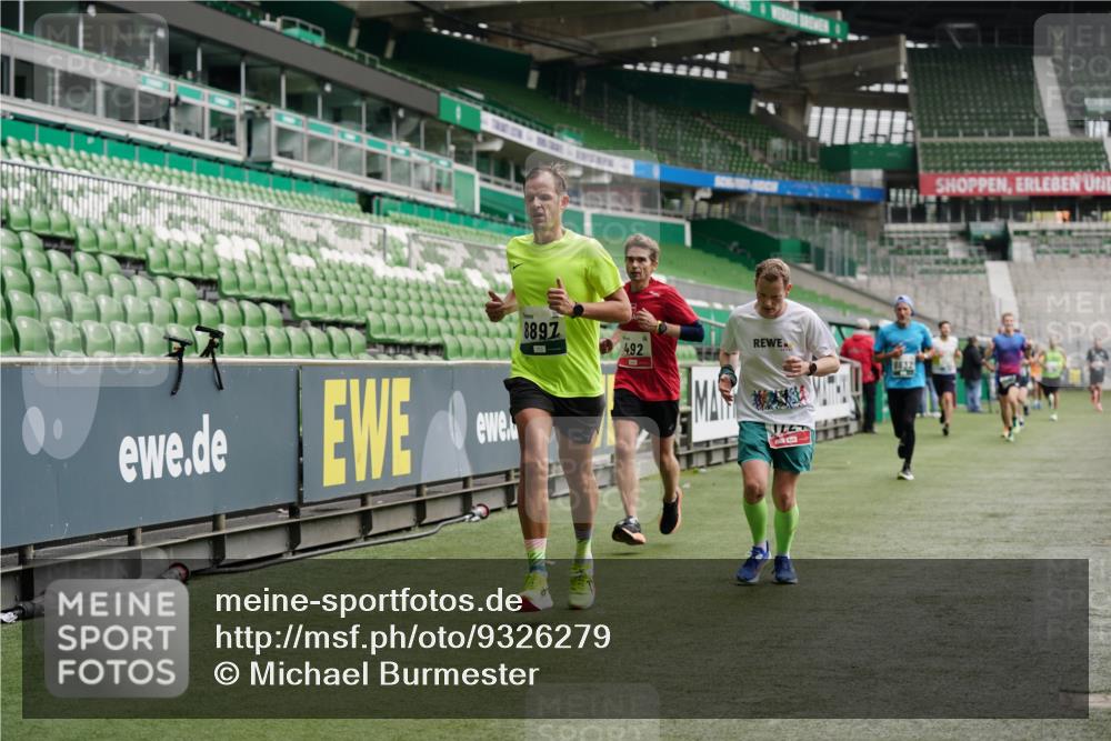 05.10.2025 - 20. swb-Marathon Bremen Michael Burmester http://msf.ph/oto/9326279 05.10.2025 12:48:29 Laufen im Stadion 492, 1370, 1526, 1607, 1625, 1646, 1724, 2241, 2360, 2643, 2974, 3320, 3324, 3768, 3819, 4353, 5103, 5264, 5599, 5786, 5918, 6251, 6463, 6632, 6804, 7735, 7831, 7900, 8244, 8507, 8687, 8729, 8897, 8923, 8932, 344, 346, 564, 656, 1205, 1642, 1646, 2472, 2482, 2656, 2872, 3061, 4215, 4255, 4291, 4313, 6804, 7070, 7176, 7492 meine-sportfotos.de