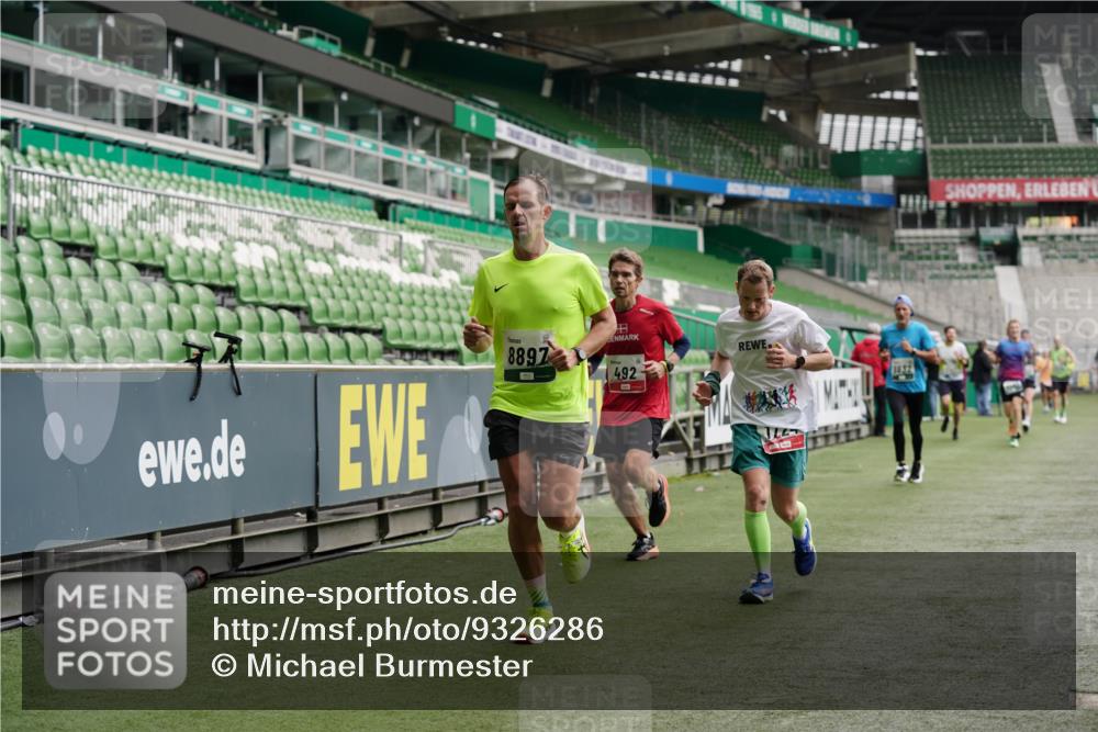 05.10.2025 - 20. swb-Marathon Bremen Michael Burmester http://msf.ph/oto/9326286 05.10.2025 12:48:29 Laufen im Stadion 492, 1370, 1526, 1607, 1625, 1646, 1724, 2241, 2360, 2643, 2974, 3320, 3324, 3768, 3819, 4353, 5103, 5264, 5599, 5786, 5918, 6251, 6463, 6632, 6804, 7735, 7831, 7900, 8244, 8507, 8687, 8729, 8897, 8923, 8932, 344, 346, 564, 656, 1205, 1642, 1646, 2472, 2482, 2656, 2872, 3061, 4215, 4255, 4291, 4313, 6804, 7070, 7176, 7492 meine-sportfotos.de