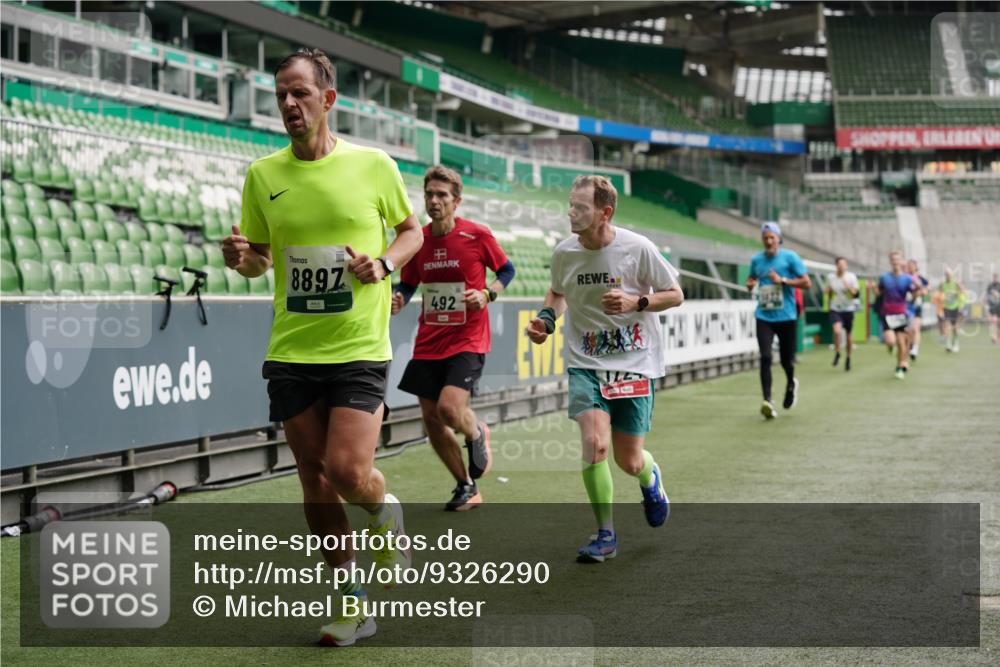 05.10.2025 - 20. swb-Marathon Bremen Michael Burmester http://msf.ph/oto/9326290 05.10.2025 12:48:30 Laufen im Stadion 492, 1370, 1526, 1607, 1625, 1724, 2241, 2360, 2643, 2974, 3320, 3324, 3768, 3819, 4353, 5103, 5264, 5599, 5786, 5918, 6171, 6251, 6463, 6632, 7735, 7831, 7900, 7904, 8244, 8507, 8687, 8729, 8897, 8923, 8932, 344, 346, 564, 656, 1205, 1642, 1646, 2472, 2482, 2656, 2872, 3061, 4215, 4255, 4291, 4313, 6804, 7176, 7492 meine-sportfotos.de