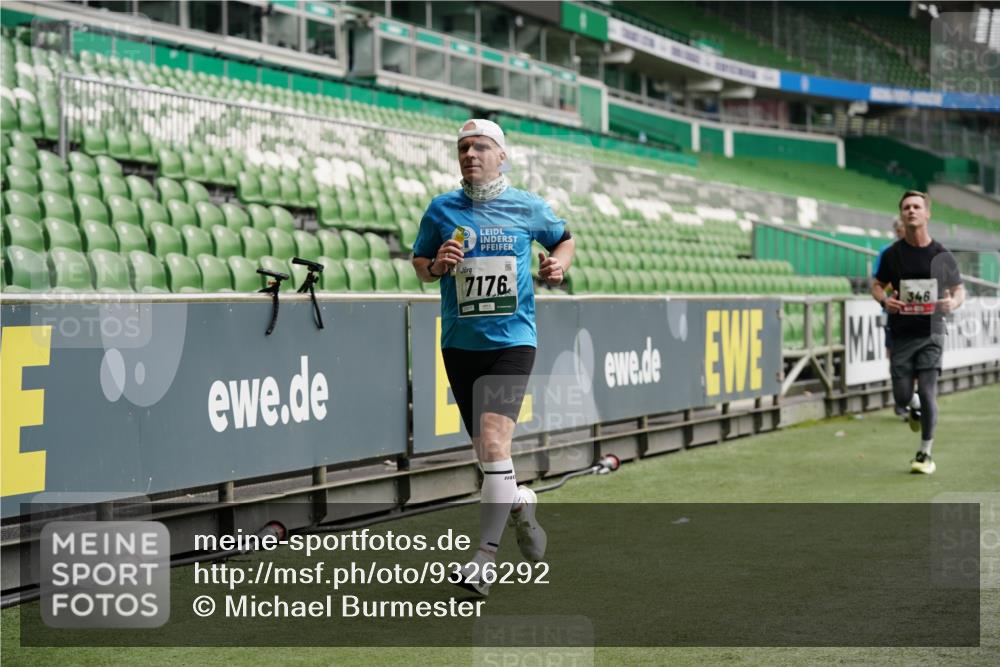 05.10.2025 - 20. swb-Marathon Bremen Michael Burmester http://msf.ph/oto/9326292 05.10.2025 12:47:33 Laufen im Stadion 223, 265, 344, 346, 391, 442, 502, 505, 545, 564, 656, 770, 862, 1205, 1635, 1642, 1646, 2360, 2472, 2482, 2613, 2656, 2872, 2939, 3061, 4215, 4255, 4291, 4313, 4966, 4988, 5656, 5831, 6295, 6804, 7070, 7170, 7176, 7492, 7900, 8013, 609, 818, 891, 1246, 1521, 3054, 3084, 4758, 4848, 7583 meine-sportfotos.de