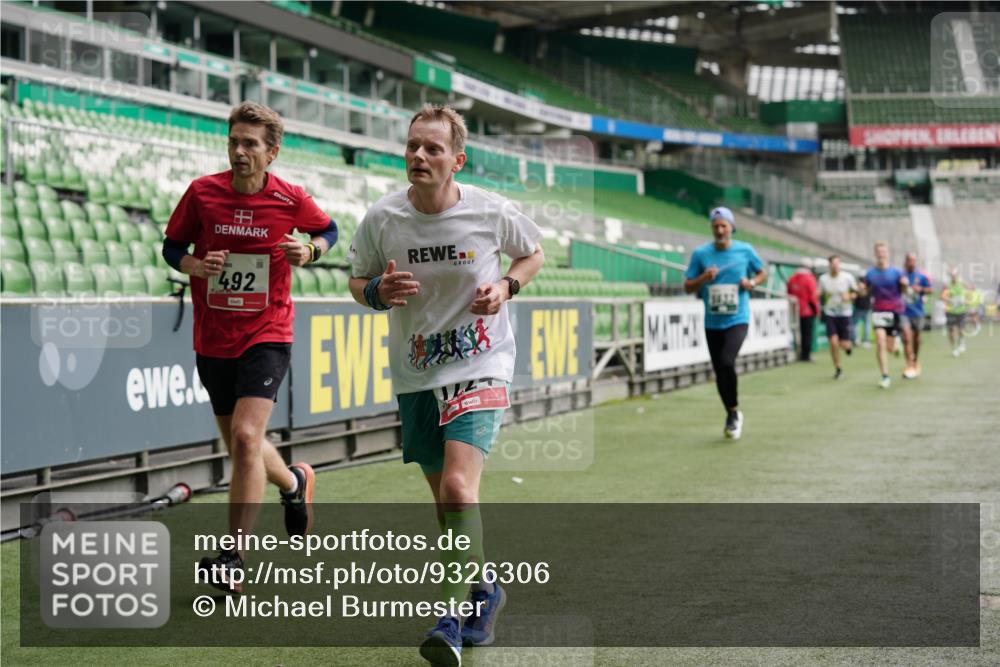 05.10.2025 - 20. swb-Marathon Bremen Michael Burmester http://msf.ph/oto/9326306 05.10.2025 12:48:31 Laufen im Stadion 492, 1370, 1526, 1607, 1625, 1724, 2241, 2360, 2643, 2974, 3320, 3324, 3768, 3819, 4353, 5103, 5264, 5599, 5786, 5918, 6171, 6251, 6463, 6632, 7735, 7831, 7900, 7904, 8244, 8507, 8687, 8729, 8897, 8923, 8932, 344, 346, 564, 656, 1205, 1642, 1646, 2472, 2482, 2656, 3061, 4215, 4291, 4313, 6804, 7176, 7492 meine-sportfotos.de