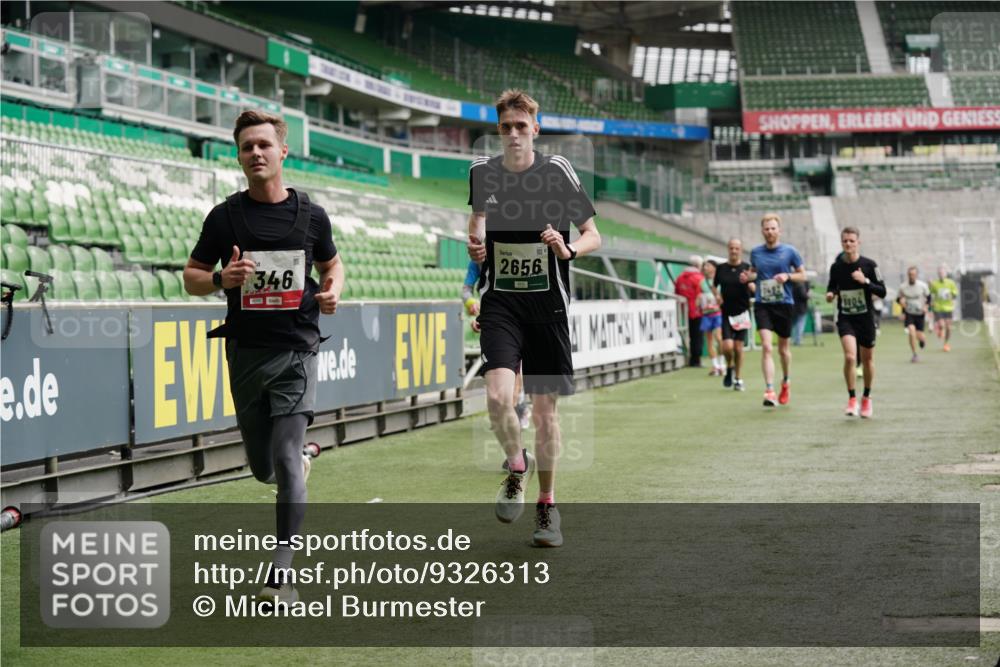 05.10.2025 - 20. swb-Marathon Bremen Michael Burmester http://msf.ph/oto/9326313 05.10.2025 12:47:36 Laufen im Stadion 223, 265, 344, 346, 391, 442, 502, 505, 545, 564, 656, 770, 862, 1205, 1526, 1635, 1642, 1646, 2360, 2472, 2482, 2613, 2656, 2872, 2939, 3061, 4215, 4255, 4291, 4313, 4966, 4988, 5656, 5831, 6295, 6804, 7070, 7170, 7176, 7492, 7900, 8013, 502, 609, 818, 1246, 1521, 3084, 4758, 4848, 7583 meine-sportfotos.de
