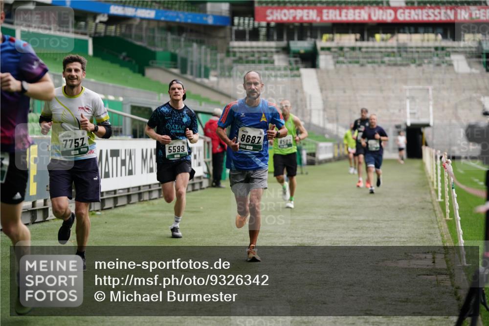 05.10.2025 - 20. swb-Marathon Bremen Michael Burmester http://msf.ph/oto/9326342 05.10.2025 12:48:36 Laufen im Stadion 492, 1195, 1370, 1607, 1625, 1724, 2241, 2643, 2974, 3320, 3324, 3768, 3819, 4353, 5103, 5264, 5599, 5786, 5918, 6171, 6251, 6463, 6632, 7735, 7831, 7904, 8244, 8507, 8687, 8729, 8897, 8923, 8932, 344, 346, 564, 656, 1205, 1526, 1642, 1646, 2360, 2656, 4291, 4313, 6804, 7176, 7492, 7900 meine-sportfotos.de