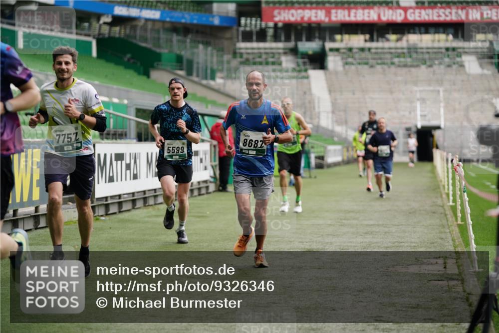 05.10.2025 - 20. swb-Marathon Bremen Michael Burmester http://msf.ph/oto/9326346 05.10.2025 12:48:36 Laufen im Stadion 492, 1195, 1370, 1607, 1625, 1724, 2241, 2643, 2974, 3320, 3324, 3768, 3819, 4353, 5103, 5264, 5599, 5786, 5918, 6171, 6251, 6463, 6632, 7735, 7831, 7904, 8244, 8507, 8687, 8729, 8897, 8923, 8932, 344, 346, 564, 656, 1205, 1526, 1642, 1646, 2360, 2656, 4291, 4313, 6804, 7176, 7492, 7900 meine-sportfotos.de