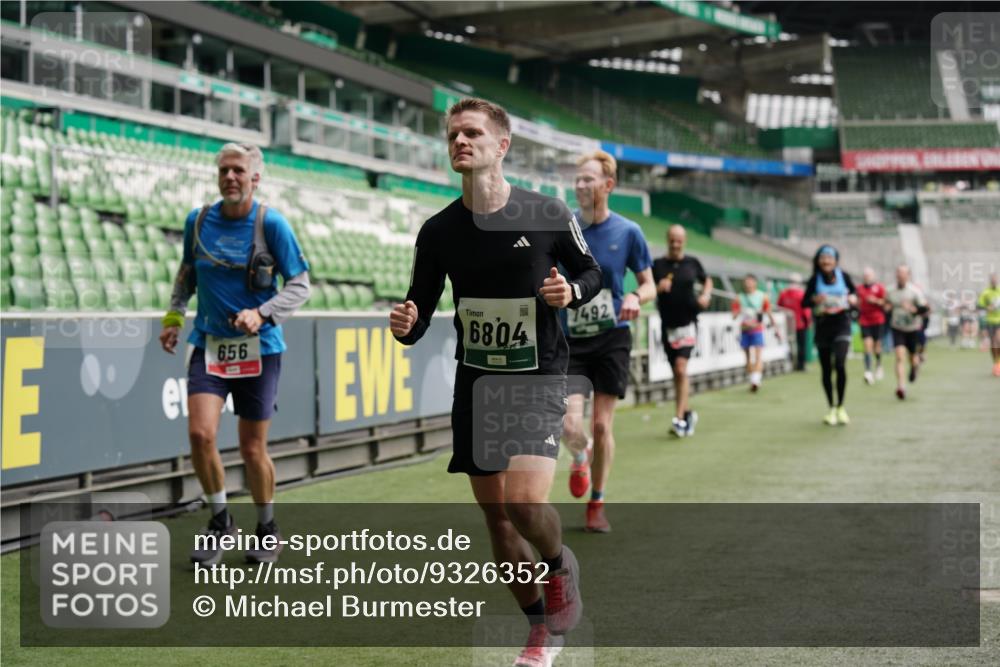 05.10.2025 - 20. swb-Marathon Bremen Michael Burmester http://msf.ph/oto/9326352 05.10.2025 12:47:40 Laufen im Stadion 223, 265, 344, 346, 391, 442, 505, 564, 656, 770, 1205, 1526, 1635, 1642, 1646, 2360, 2472, 2482, 2613, 2656, 2872, 2939, 3061, 4215, 4255, 4291, 4313, 4966, 4988, 5656, 5831, 6295, 6804, 7070, 7170, 7176, 7492, 7900, 8013, 223, 502, 545, 609, 818, 862, 1521, 4848, 6295, 7583 meine-sportfotos.de