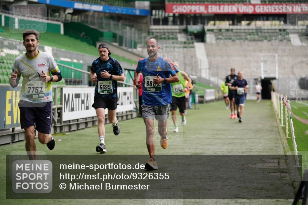 05.10.2025 - 20. swb-Marathon Bremen Michael Burmester http://msf.ph/oto/9326355 05.10.2025 12:48:36 Laufen im Stadion 492, 1195, 1370, 1607, 1625, 1724, 2241, 2643, 2974, 3320, 3324, 3768, 3819, 4353, 5103, 5264, 5599, 5786, 5918, 6171, 6251, 6463, 6632, 7735, 7831, 7904, 8244, 8507, 8687, 8729, 8897, 8923, 8932, 344, 346, 564, 656, 1205, 1526, 1642, 1646, 2360, 2656, 4291, 4313, 6804, 7176, 7492, 7900 meine-sportfotos.de