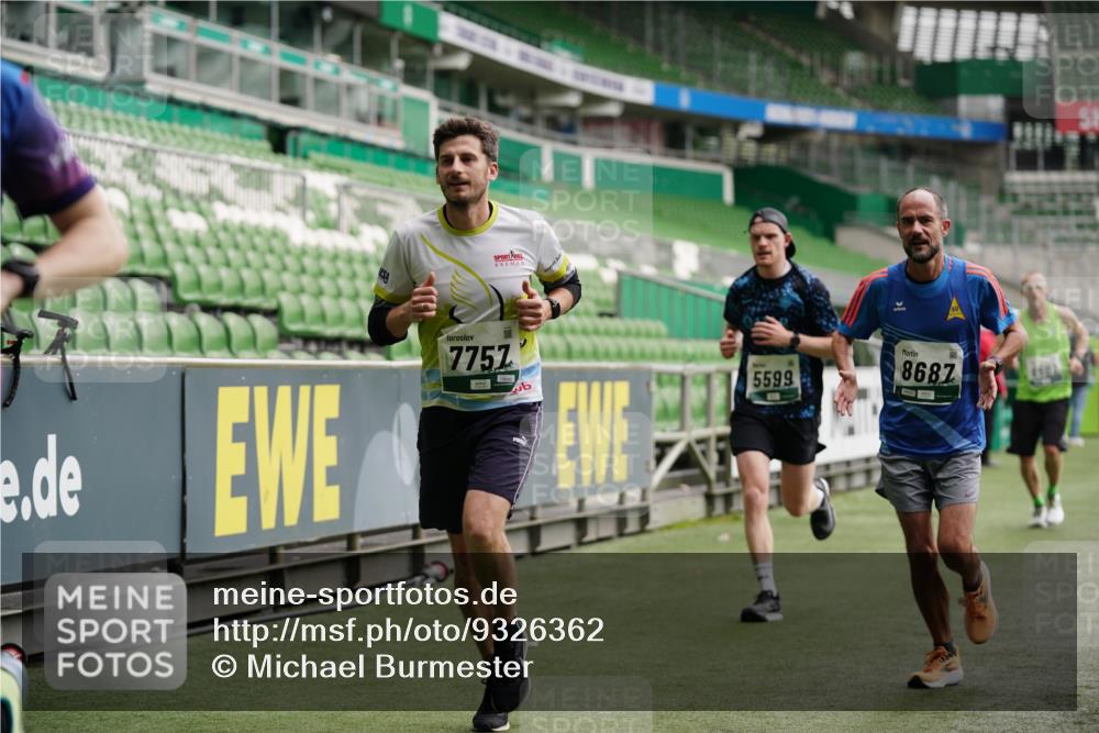 05.10.2025 - 20. swb-Marathon Bremen Michael Burmester http://msf.ph/oto/9326362 05.10.2025 12:48:37 Laufen im Stadion 492, 1195, 1370, 1607, 1625, 1724, 2241, 2643, 2974, 3320, 3324, 3768, 3819, 4353, 5103, 5264, 5599, 5786, 5918, 6171, 6251, 6463, 6632, 7735, 7831, 7904, 8244, 8507, 8687, 8729, 8897, 8923, 8932, 344, 346, 564, 1205, 1526, 1642, 1646, 2360, 2656, 4291, 4313, 6804, 7176, 7492, 7900 meine-sportfotos.de