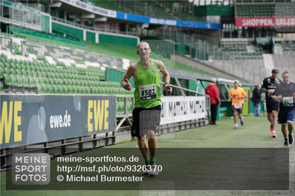 05.10.2025 - 20. swb-Marathon Bremen Michael Burmester http://msf.ph/oto/9326370 05.10.2025 12:48:40 Laufen im Stadion 492, 1195, 1370, 1607, 1625, 1724, 2241, 2643, 2974, 3320, 3324, 3768, 3819, 4353, 5103, 5264, 5599, 5786, 5918, 6171, 6251, 6463, 6632, 7735, 7831, 7904, 8244, 8507, 8630, 8687, 8729, 8897, 8923, 8932, 9114, 564, 1526, 1642, 1646, 2360, 2656, 6804, 7176, 7492, 7900 meine-sportfotos.de