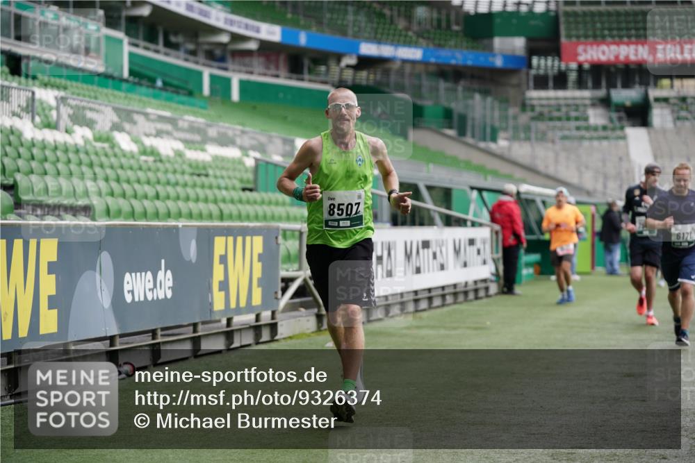 05.10.2025 - 20. swb-Marathon Bremen Michael Burmester http://msf.ph/oto/9326374 05.10.2025 12:48:40 Laufen im Stadion 492, 1195, 1370, 1607, 1625, 1724, 2241, 2643, 2974, 3320, 3324, 3768, 3819, 4353, 5103, 5264, 5599, 5786, 5918, 6171, 6251, 6463, 6632, 7735, 7831, 7904, 8244, 8507, 8630, 8687, 8729, 8897, 8923, 8932, 9114, 564, 1526, 1642, 1646, 2360, 2656, 6804, 7176, 7492, 7900 meine-sportfotos.de
