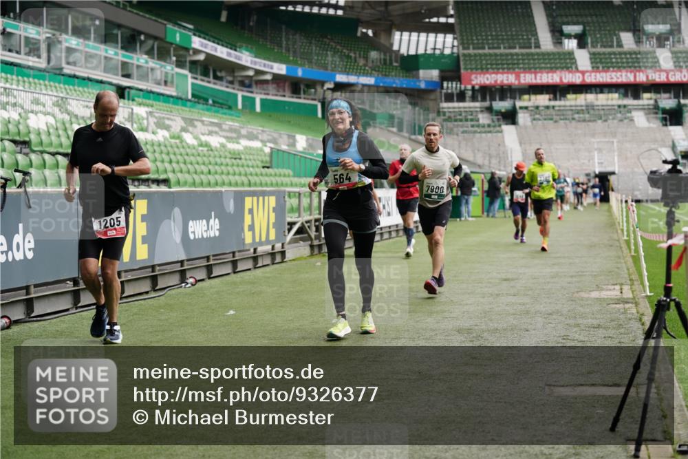 05.10.2025 - 20. swb-Marathon Bremen Michael Burmester http://msf.ph/oto/9326377 05.10.2025 12:47:43 Laufen im Stadion 265, 344, 346, 391, 442, 505, 564, 656, 770, 1205, 1526, 1635, 1642, 1646, 2360, 2472, 2482, 2613, 2643, 2656, 2872, 2939, 3061, 4215, 4255, 4291, 4313, 4966, 4988, 5656, 5831, 5918, 6804, 7070, 7170, 7176, 7492, 7900, 8013, 223, 502, 545, 609, 818, 862, 1521, 4848, 6295, 7583 meine-sportfotos.de