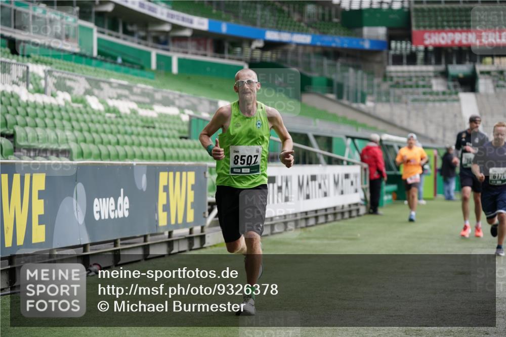 05.10.2025 - 20. swb-Marathon Bremen Michael Burmester http://msf.ph/oto/9326378 05.10.2025 12:48:40 Laufen im Stadion 492, 1195, 1370, 1607, 1625, 1724, 2241, 2643, 2974, 3320, 3324, 3768, 3819, 4353, 5103, 5264, 5599, 5786, 5918, 6171, 6251, 6463, 6632, 7735, 7831, 7904, 8244, 8507, 8630, 8687, 8729, 8897, 8923, 8932, 9114, 564, 1526, 1642, 1646, 2360, 2656, 6804, 7176, 7492, 7900 meine-sportfotos.de