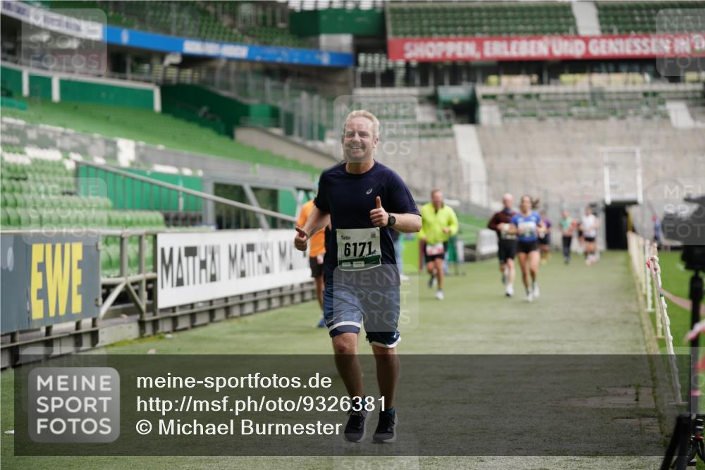 05.10.2025 - 20. swb-Marathon Bremen Michael Burmester http://msf.ph/oto/9326381 05.10.2025 12:48:43 Laufen im Stadion 492, 1195, 1370, 1607, 1625, 1724, 2241, 2643, 2974, 3320, 3324, 3768, 3819, 4353, 5103, 5264, 5599, 5786, 6171, 6251, 6463, 6632, 7735, 7831, 7904, 8244, 8507, 8630, 8687, 8729, 8897, 8923, 8932, 9114, 564, 1526, 1642, 1646, 2360, 2643, 2656, 5918, 6804, 7492, 7900 meine-sportfotos.de