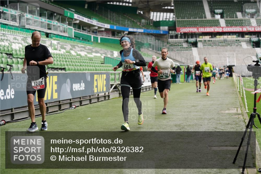 05.10.2025 - 20. swb-Marathon Bremen Michael Burmester http://msf.ph/oto/9326382 05.10.2025 12:47:43 Laufen im Stadion 265, 344, 346, 391, 442, 505, 564, 656, 770, 1205, 1526, 1635, 1642, 1646, 2360, 2472, 2482, 2613, 2643, 2656, 2872, 2939, 3061, 4215, 4255, 4291, 4313, 4966, 4988, 5656, 5831, 5918, 6804, 7070, 7170, 7176, 7492, 7900, 8013, 223, 502, 545, 609, 818, 862, 1521, 4848, 6295, 7583 meine-sportfotos.de