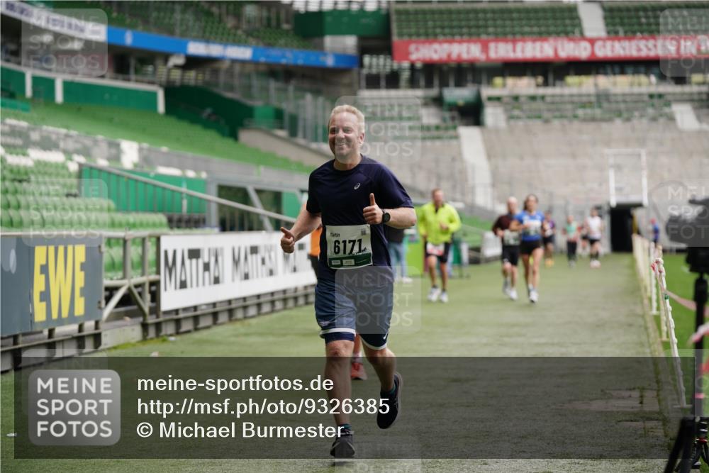05.10.2025 - 20. swb-Marathon Bremen Michael Burmester http://msf.ph/oto/9326385 05.10.2025 12:48:43 Laufen im Stadion 492, 1195, 1370, 1607, 1625, 1724, 2241, 2643, 2974, 3320, 3324, 3768, 3819, 4353, 5103, 5264, 5599, 5786, 6171, 6251, 6463, 6632, 7735, 7831, 7904, 8244, 8507, 8630, 8687, 8729, 8897, 8923, 8932, 9114, 564, 1526, 1642, 1646, 2360, 2643, 2656, 5918, 6804, 7492, 7900 meine-sportfotos.de
