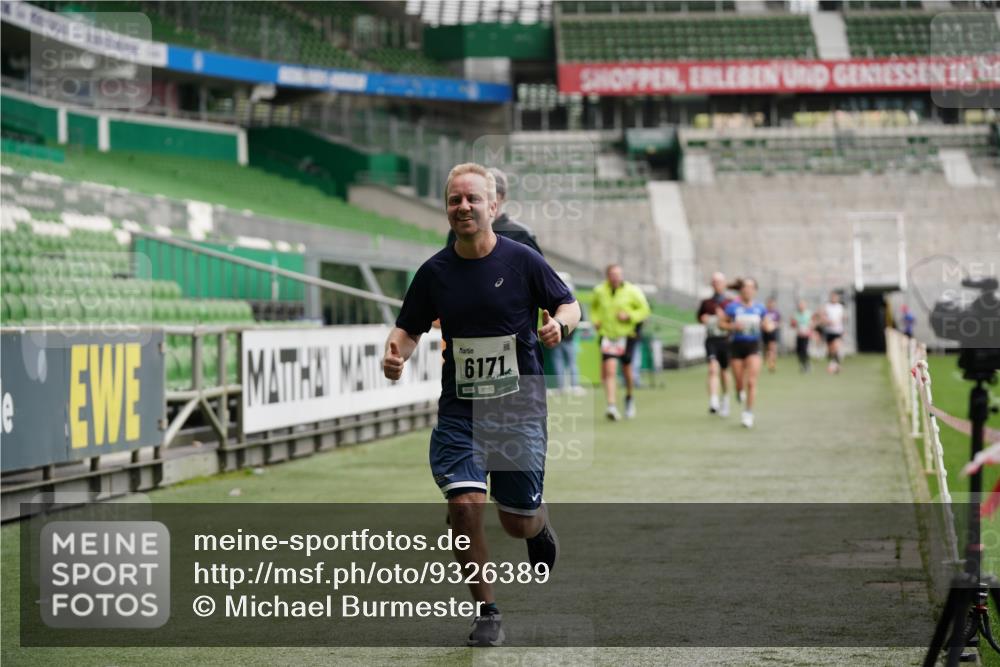 05.10.2025 - 20. swb-Marathon Bremen Michael Burmester http://msf.ph/oto/9326389 05.10.2025 12:48:43 Laufen im Stadion 492, 1195, 1370, 1607, 1625, 1724, 2241, 2643, 2974, 3320, 3324, 3768, 3819, 4353, 5103, 5264, 5599, 5786, 6171, 6251, 6463, 6632, 7735, 7831, 7904, 8244, 8507, 8630, 8687, 8729, 8897, 8923, 8932, 9114, 564, 1526, 1642, 1646, 2360, 2643, 2656, 5918, 6804, 7492, 7900 meine-sportfotos.de