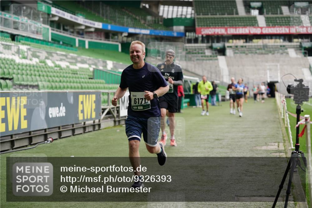 05.10.2025 - 20. swb-Marathon Bremen Michael Burmester http://msf.ph/oto/9326393 05.10.2025 12:48:43 Laufen im Stadion 492, 1195, 1370, 1607, 1625, 1724, 2241, 2643, 2974, 3320, 3324, 3768, 3819, 4353, 5103, 5264, 5599, 5786, 6171, 6251, 6463, 6632, 7735, 7831, 7904, 8244, 8507, 8630, 8687, 8729, 8897, 8923, 8932, 9114, 564, 1526, 1642, 1646, 2360, 2643, 2656, 5918, 6804, 7492, 7900 meine-sportfotos.de