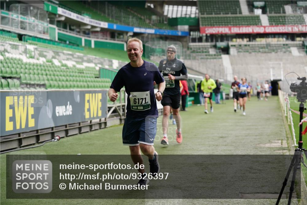 05.10.2025 - 20. swb-Marathon Bremen Michael Burmester http://msf.ph/oto/9326397 05.10.2025 12:48:43 Laufen im Stadion 492, 1195, 1370, 1607, 1625, 1724, 2241, 2643, 2974, 3320, 3324, 3768, 3819, 4353, 5103, 5264, 5599, 5786, 6171, 6251, 6463, 6632, 7735, 7831, 7904, 8244, 8507, 8630, 8687, 8729, 8897, 8923, 8932, 9114, 564, 1526, 1642, 1646, 2360, 2643, 2656, 5918, 6804, 7492, 7900 meine-sportfotos.de