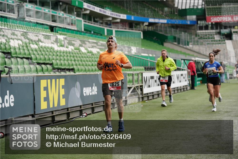 05.10.2025 - 20. swb-Marathon Bremen Michael Burmester http://msf.ph/oto/9326409 05.10.2025 12:48:48 Laufen im Stadion 492, 1195, 1370, 1625, 1654, 1724, 2119, 2241, 2974, 2990, 3320, 3324, 3768, 3819, 4353, 4385, 5103, 5264, 5599, 5786, 6171, 6251, 6463, 6632, 7831, 7904, 8244, 8507, 8630, 8687, 8729, 8897, 8923, 8932, 9114, 1526, 1607, 1646, 2360, 2643, 5918, 6804, 7735, 7900 meine-sportfotos.de