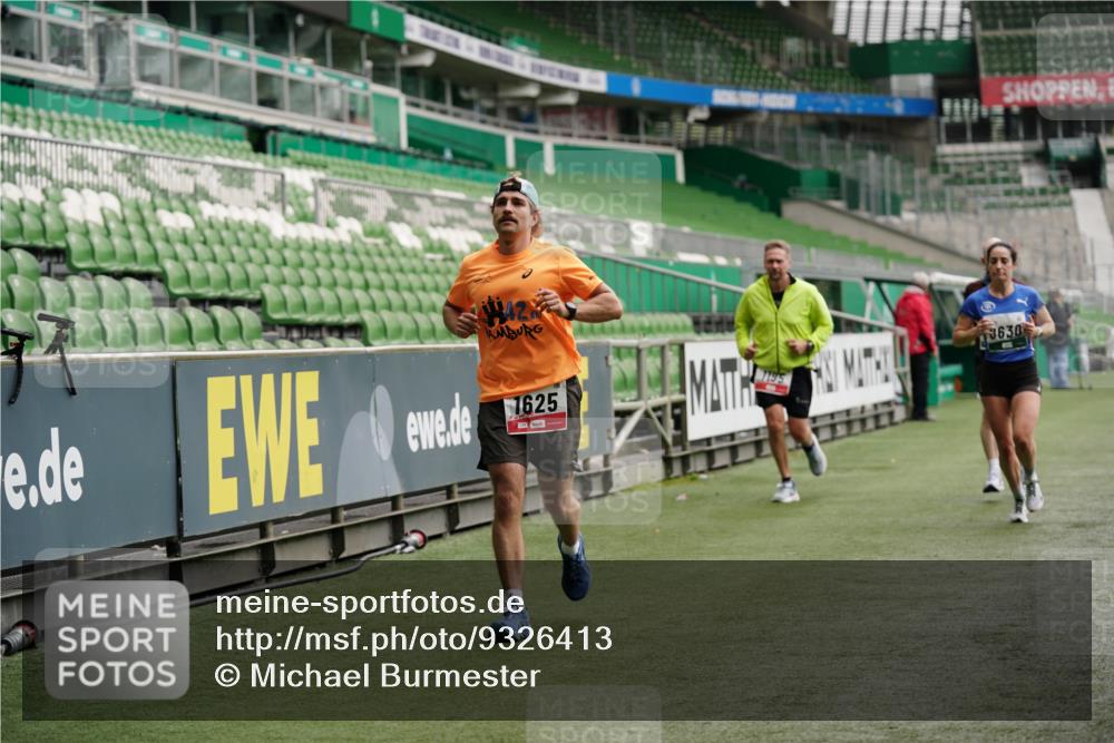 05.10.2025 - 20. swb-Marathon Bremen Michael Burmester http://msf.ph/oto/9326413 05.10.2025 12:48:48 Laufen im Stadion 492, 1195, 1370, 1625, 1654, 1724, 2119, 2241, 2974, 2990, 3320, 3324, 3768, 3819, 4353, 4385, 5103, 5264, 5599, 5786, 6171, 6251, 6463, 6632, 7831, 7904, 8244, 8507, 8630, 8687, 8729, 8897, 8923, 8932, 9114, 1526, 1607, 1646, 2360, 2643, 5918, 6804, 7735, 7900 meine-sportfotos.de