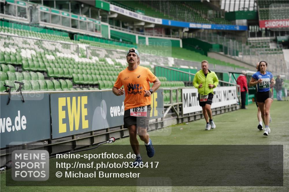 05.10.2025 - 20. swb-Marathon Bremen Michael Burmester http://msf.ph/oto/9326417 05.10.2025 12:48:48 Laufen im Stadion 492, 1195, 1370, 1625, 1654, 1724, 2119, 2241, 2974, 2990, 3320, 3324, 3768, 3819, 4353, 4385, 5103, 5264, 5599, 5786, 6171, 6251, 6463, 6632, 7831, 7904, 8244, 8507, 8630, 8687, 8729, 8897, 8923, 8932, 9114, 1526, 1607, 1646, 2360, 2643, 5918, 6804, 7735, 7900 meine-sportfotos.de