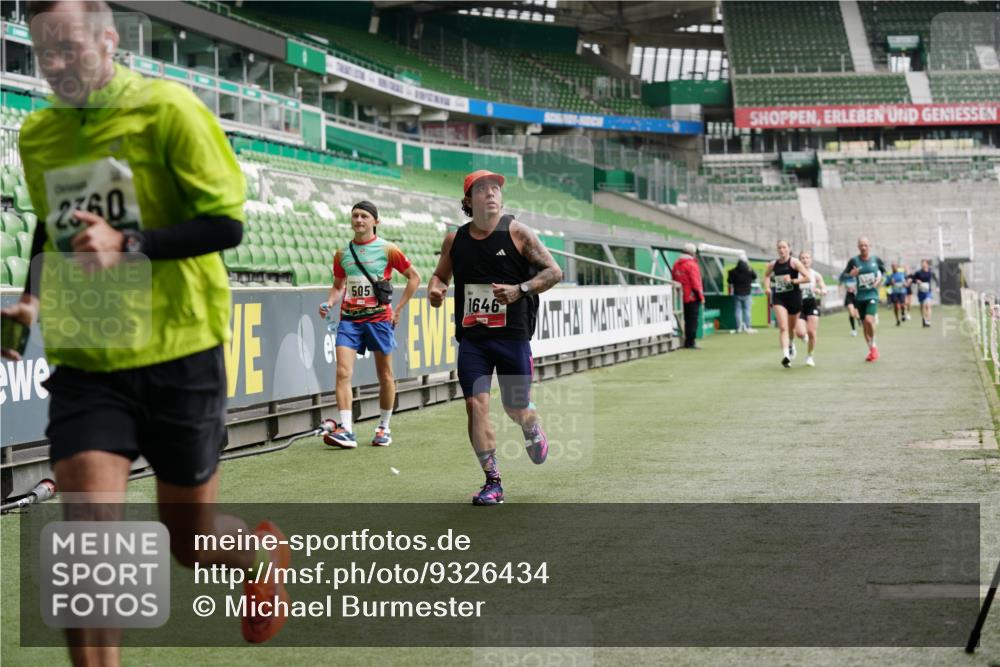 05.10.2025 - 20. swb-Marathon Bremen Michael Burmester http://msf.ph/oto/9326434 05.10.2025 12:47:49 Laufen im Stadion 265, 344, 346, 391, 442, 564, 656, 770, 1205, 1526, 1607, 1635, 1642, 1646, 2360, 2472, 2482, 2613, 2643, 2656, 2872, 3061, 3768, 4215, 4255, 4291, 4313, 5264, 5656, 5831, 5918, 6804, 7070, 7170, 7176, 7492, 7735, 7900, 8013, 8729, 223, 502, 505, 545, 818, 862, 1635, 2939, 4966, 4988, 6295 meine-sportfotos.de