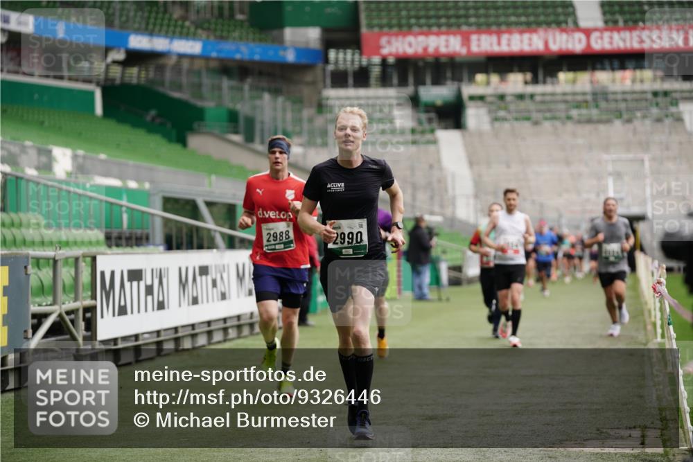 05.10.2025 - 20. swb-Marathon Bremen Michael Burmester http://msf.ph/oto/9326446 05.10.2025 12:48:58 Laufen im Stadion 492, 1195, 1625, 1654, 1724, 2119, 2594, 2974, 2988, 2990, 3124, 3320, 3324, 3819, 4353, 4385, 5103, 5599, 5786, 6171, 6251, 6463, 6632, 7904, 8244, 8507, 8630, 8687, 8897, 8923, 8932, 9114, 1370, 1607, 2241, 2643, 3768, 5264, 5918, 7735, 7831, 8729 meine-sportfotos.de