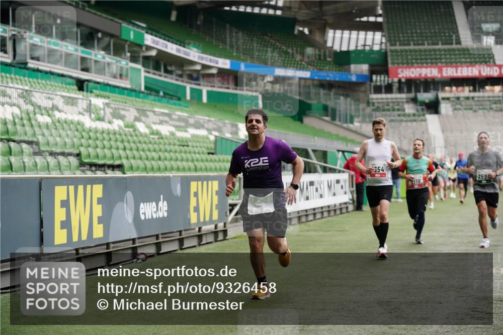 05.10.2025 - 20. swb-Marathon Bremen Michael Burmester http://msf.ph/oto/9326458 05.10.2025 12:49:02 Laufen im Stadion 492, 1195, 1257, 1625, 1654, 1724, 1727, 2119, 2594, 2974, 2988, 2990, 3124, 3320, 3324, 3819, 4385, 5103, 5599, 5786, 6171, 6251, 6463, 6619, 6632, 6877, 7904, 8216, 8244, 8507, 8630, 8687, 8897, 8923, 8932, 9114, 1370, 1607, 2241, 2643, 3768, 4353, 5264, 5918, 7735, 7831, 8729, 8932 meine-sportfotos.de