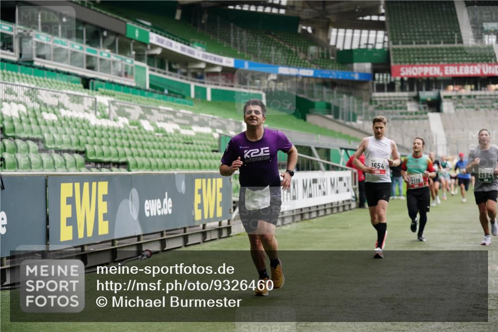 05.10.2025 - 20. swb-Marathon Bremen Michael Burmester http://msf.ph/oto/9326460 05.10.2025 12:49:02 Laufen im Stadion 492, 1195, 1257, 1625, 1654, 1724, 1727, 2119, 2594, 2974, 2988, 2990, 3124, 3320, 3324, 3819, 4385, 5103, 5599, 5786, 6171, 6251, 6463, 6619, 6632, 6877, 7904, 8216, 8244, 8507, 8630, 8687, 8897, 8923, 8932, 9114, 1370, 1607, 2241, 2643, 3768, 4353, 5264, 5918, 7735, 7831, 8729, 8932 meine-sportfotos.de