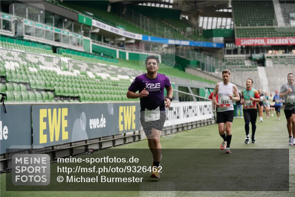 05.10.2025 - 20. swb-Marathon Bremen Michael Burmester http://msf.ph/oto/9326462 05.10.2025 12:49:02 Laufen im Stadion 492, 1195, 1257, 1625, 1654, 1724, 1727, 2119, 2594, 2974, 2988, 2990, 3124, 3320, 3324, 3819, 4385, 5103, 5599, 5786, 6171, 6251, 6463, 6619, 6632, 6877, 7904, 8216, 8244, 8507, 8630, 8687, 8897, 8923, 8932, 9114, 1370, 1607, 2241, 2643, 3768, 4353, 5264, 5918, 7735, 7831, 8729, 8932 meine-sportfotos.de